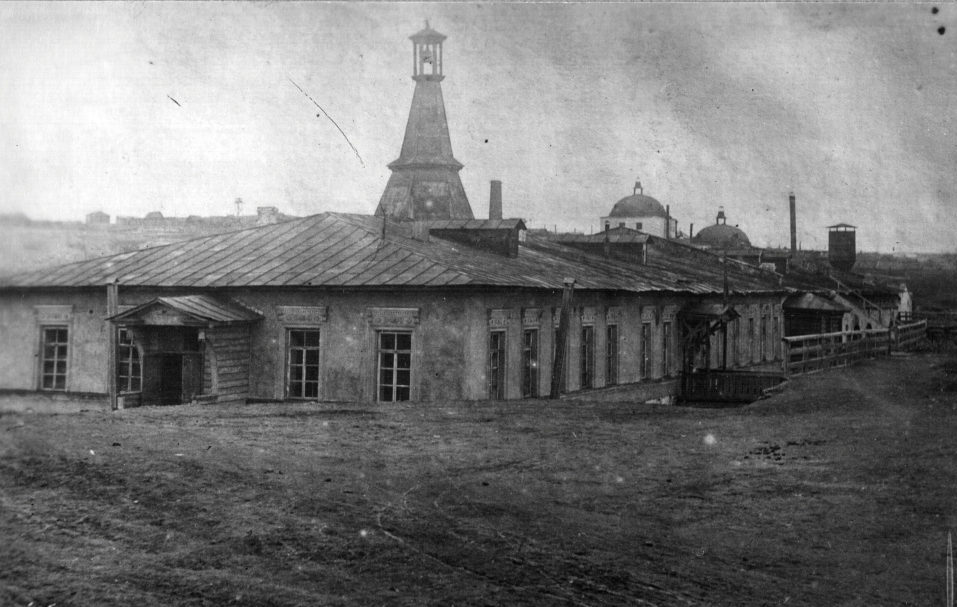Здание первой заводской конторы старого Режевского чугуноплавильного и железоделательного завода (в начале истории РМЗ вновь становится заводоуправлением), сейчас сохранилось в полуразрушенном, руинном виде, фото 1930-х годов
