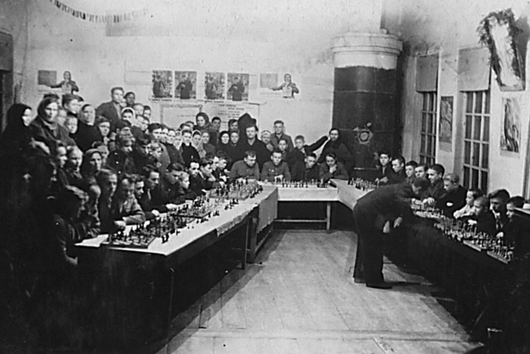 Гроссмейстер Болеславский проводит сеанс одновременной игры в селе Голендухино