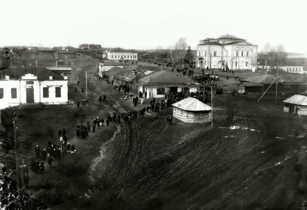 Богоявленская церковь в Реже. Базарная площадь в предвоенные годы