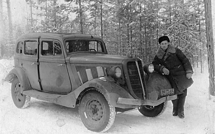 1947 год. Водитель Н. М. Никифоров рядом с автомобилем М-1