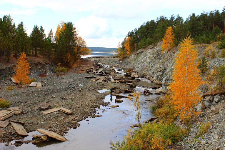 Слив воды у Колташинского водохранилища
