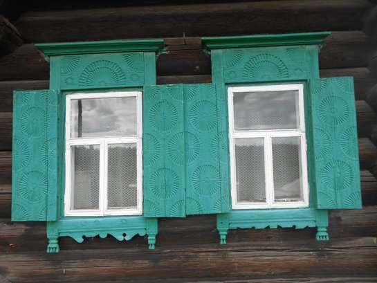 Лучшие на Липовской земле наличники с солярной символикой из деревни Глухаревой (вторая половина XIX века): солнышки на ставнях разных окон создают сплошное полотно