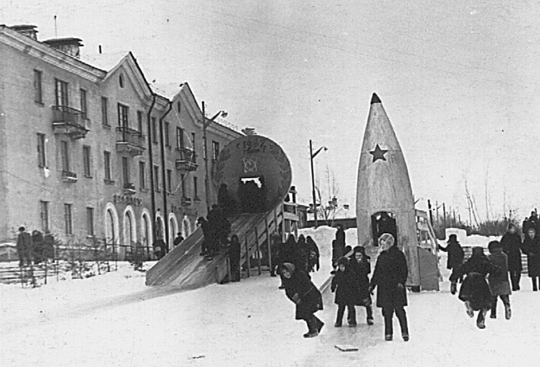 Новогодний городок в центре Режа