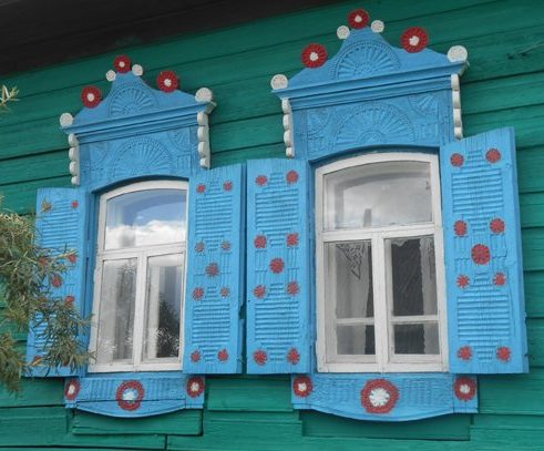 Наличники из деревни Ощепково, одни из красивейших режевских наличников, украшенных солярной символикой (вторая половина XIX века)