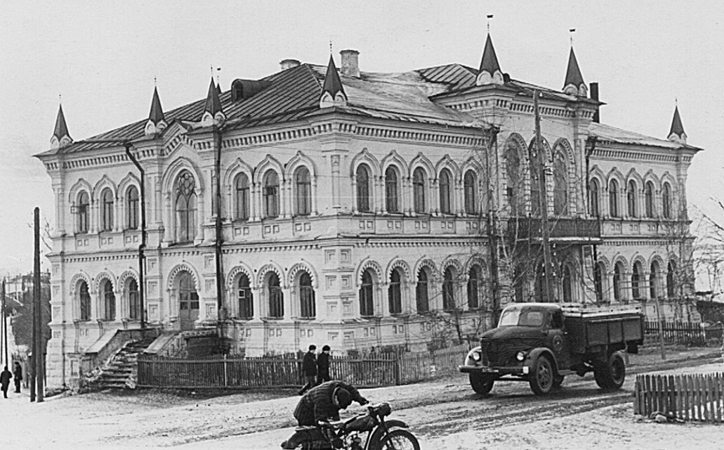 Первая школа в середине XX века