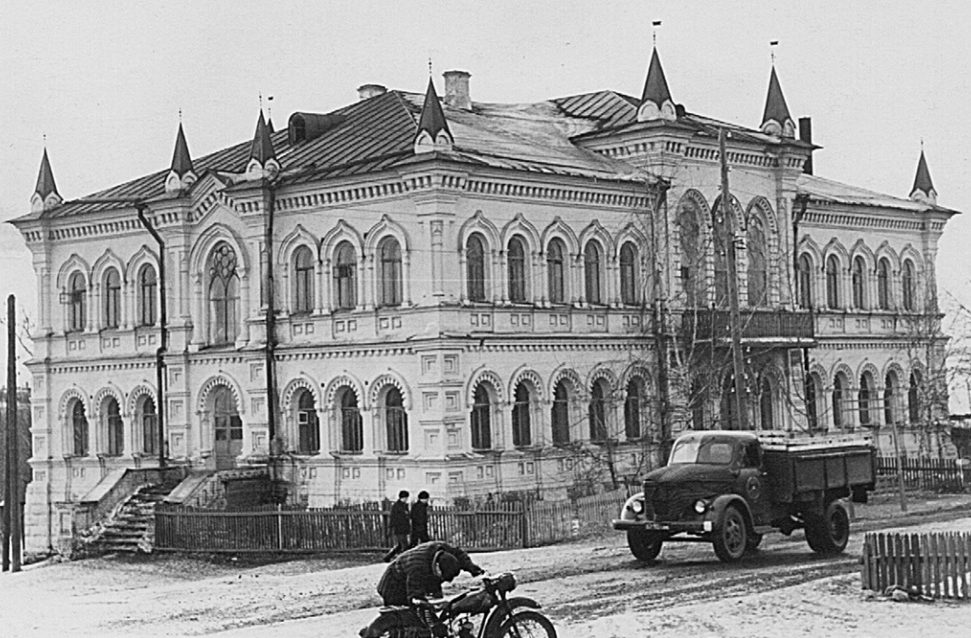 Первая школа в середине XX века