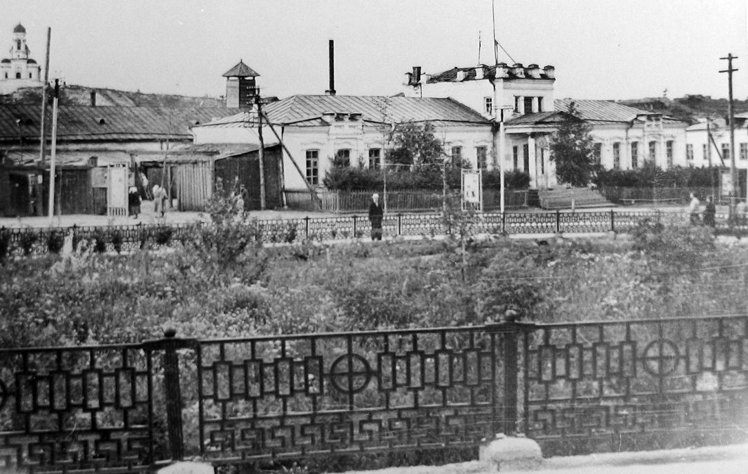 Реж. Сквер на месте бывшей торговой площади в 1960-е годы, накануне установки здесь памятника режевским умельцам