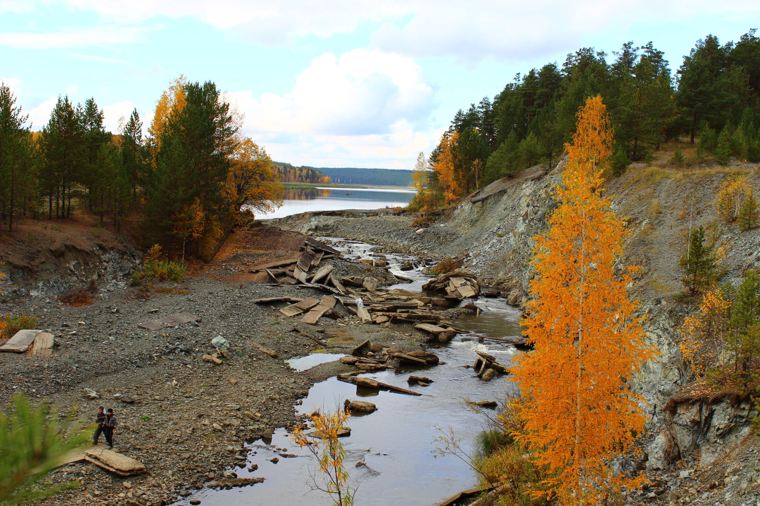Слив воды у Колташинского пруда