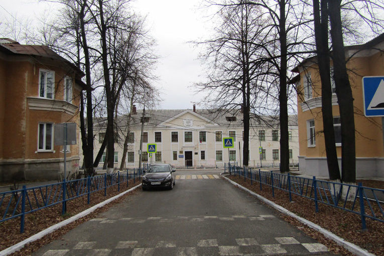Часть классического ансамбля Школьного переулка