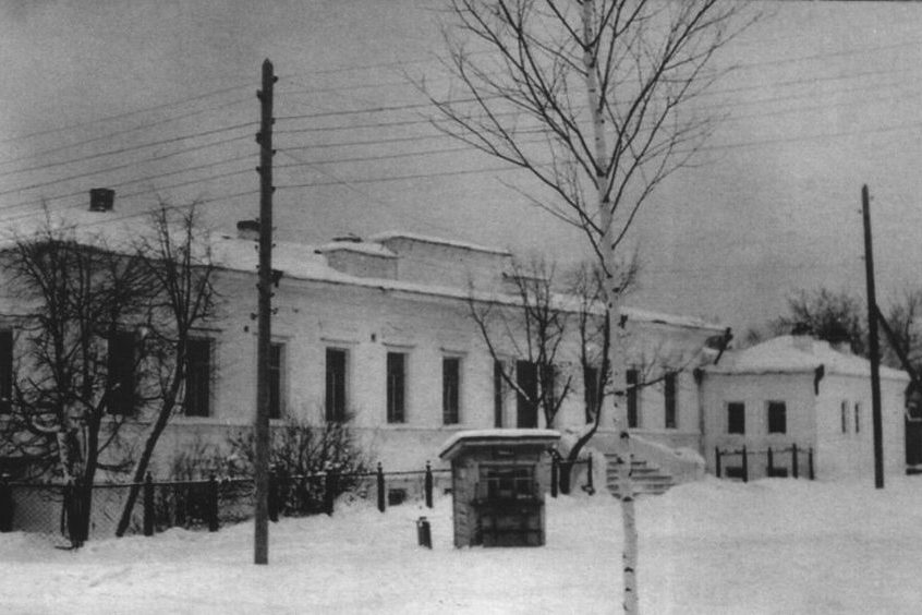 Фото 1930-х годов. Флигель бывшего Господского Дома на углу нынешних улиц Советская и Пушкина (ныне тц «Руслан»), здание расширят и надстроят позднее, к 1961 году. С 1929 года долгие годы здание выполняло роль главного городского больничного учреждения. В памяти многих режевлян здесь находилось родильное отделение режевской больницы