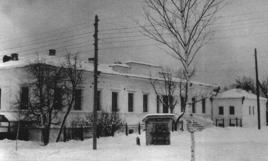 Фото 1930-х годов. Флигель бывшего Господского Дома на углу нынешних улиц Советская и Пушкина (ныне тц «Руслан»), здание расширят и надстроят позднее, к 1961 году. С 1929 года долгие годы здание выполняло роль главного городского больничного учреждения. В памяти многих режевлян здесь находилось родильное отделение режевской больницы