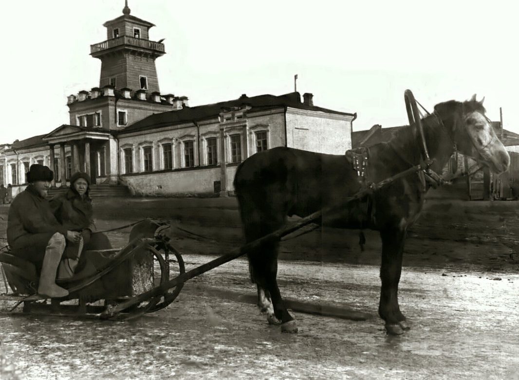 Фото 1930-х годов, на заднем плане бывшее заводоуправление Режевского завода, в те годы режевская школа № 5