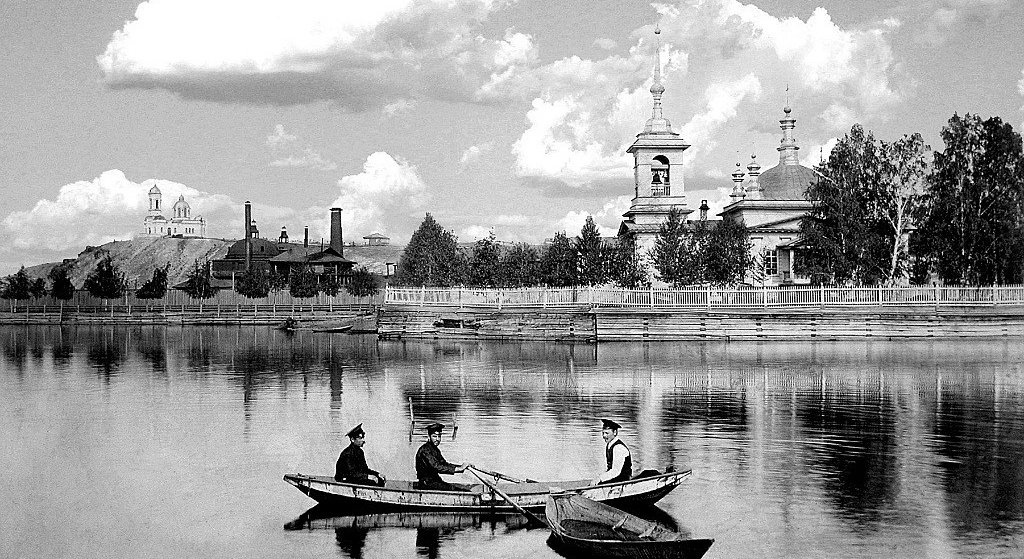 Режевская плотина и Режевской пруд. Успенский храм в Реже находился в районе нынешнего Монумента боевой и трудовой славы