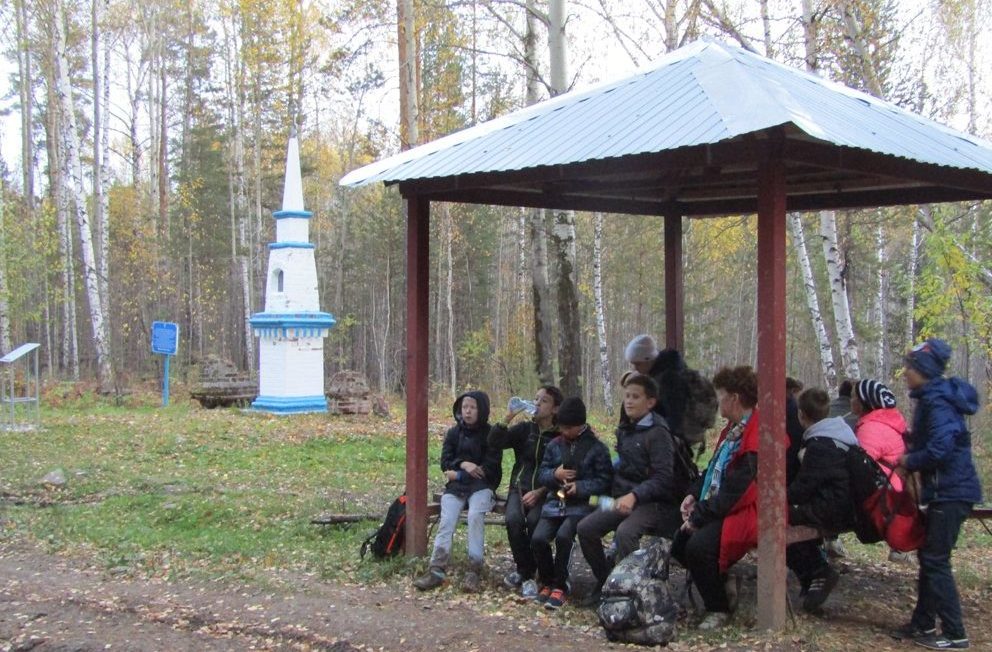 У памятника Николаю Чудотворцу