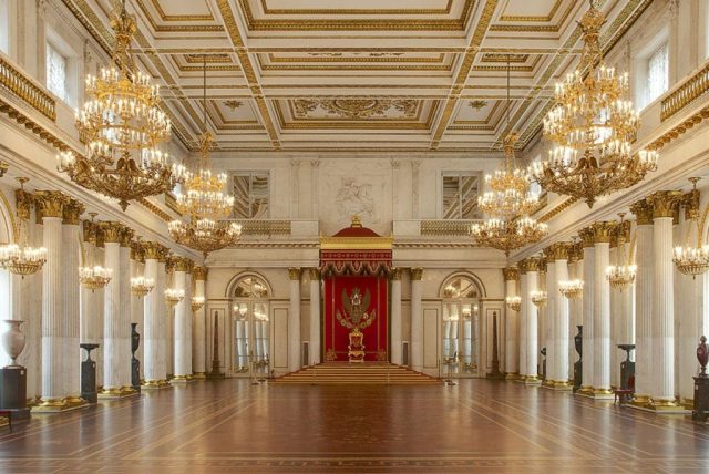 Ваза из глинской яшмы в тронном зале Эрмитажа: дальняя справа (приплюснутая)