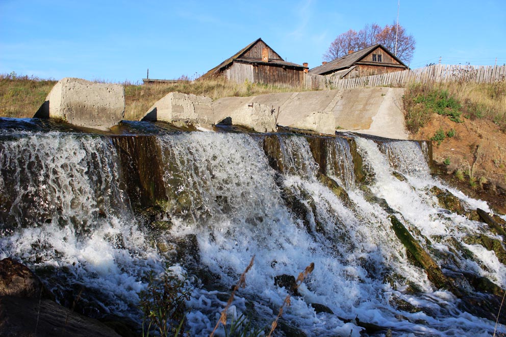 Глинский водопад за переливной плотиной Глинского пруда