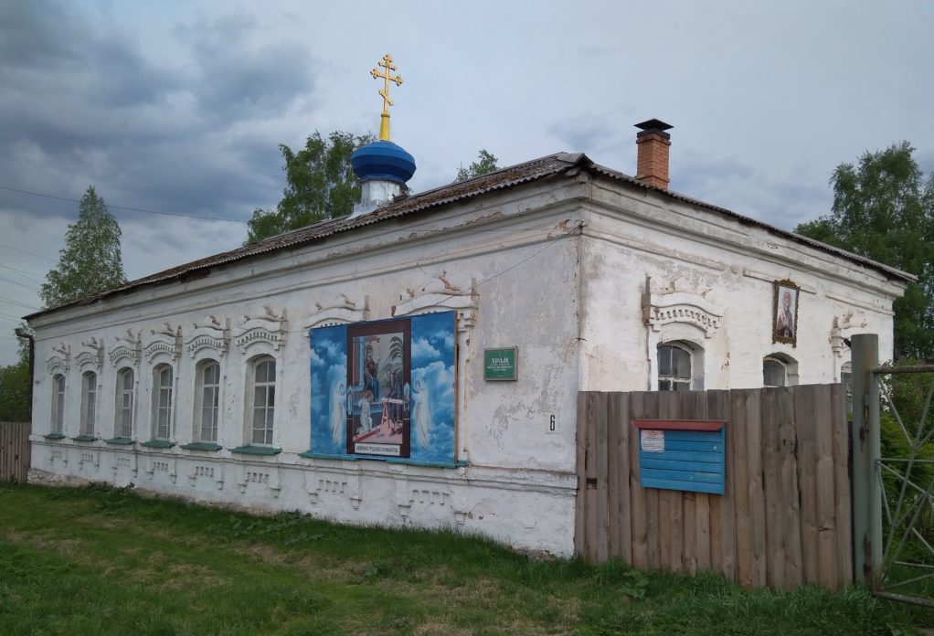 Ныне Николаевский храм находится в здании старинной земской школы