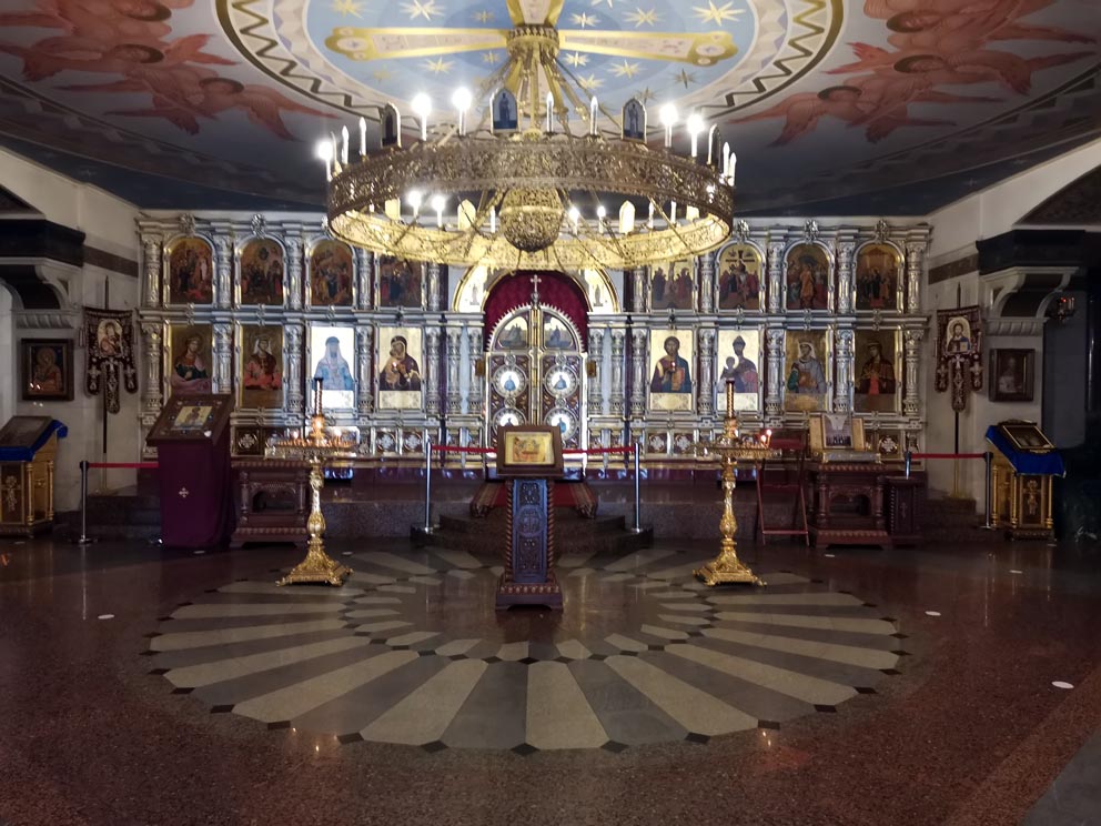 Иконостас в нижнем храме