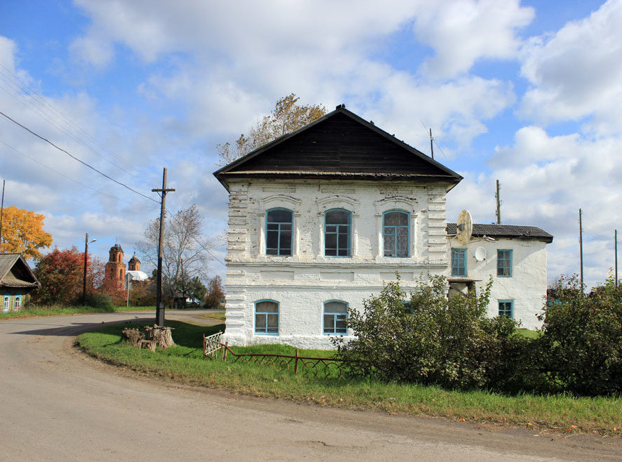 На въезде в село Леневское