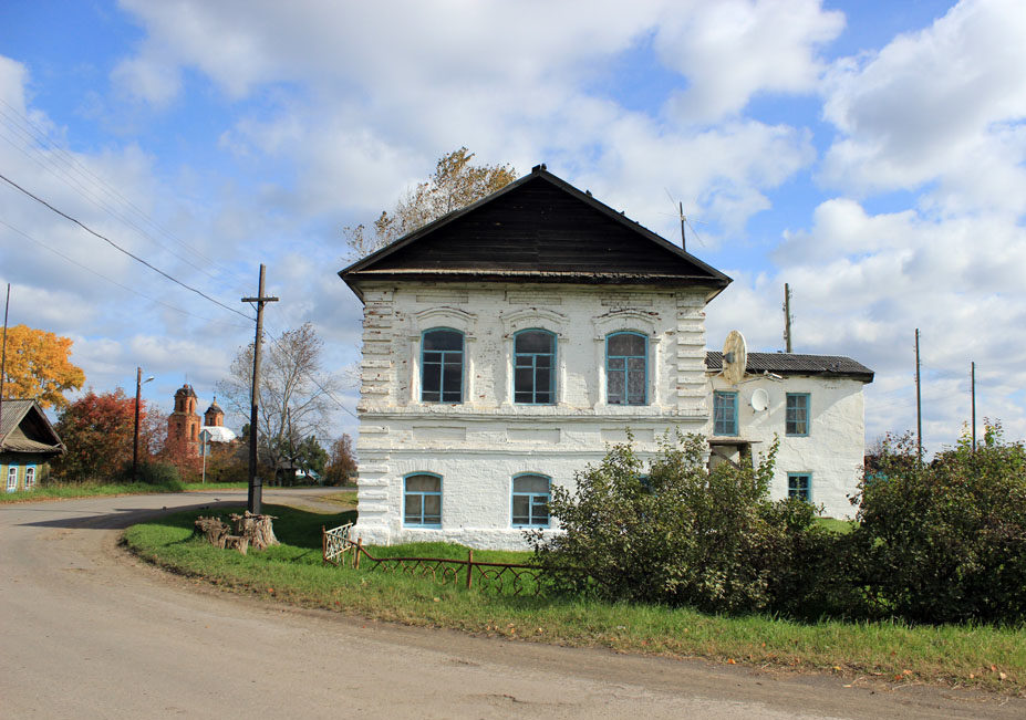 На въезде в село Леневское
