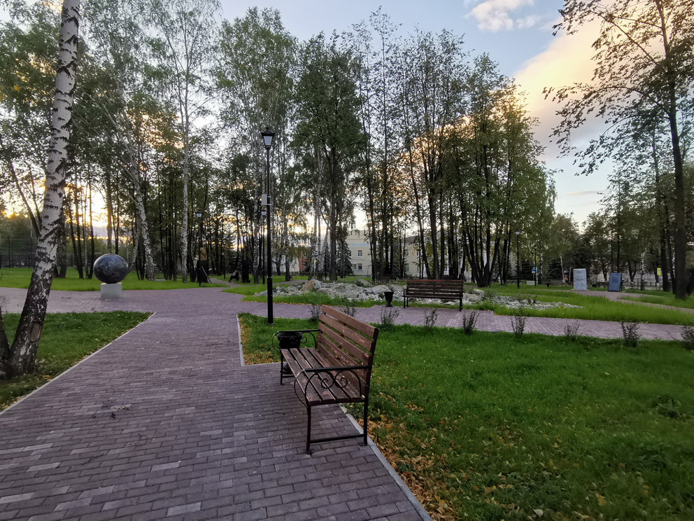 Вид на альпийскую горку и глобус в центре парка