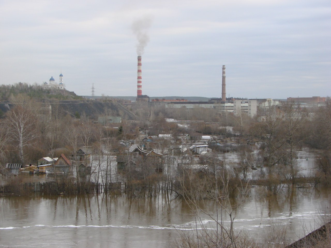 Вид на храм Иоанна Предтечи во время половодья на реке Реж