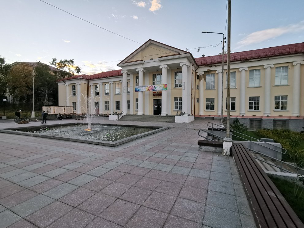 Реж. Площадь с фонтаном перед ЦКиИ