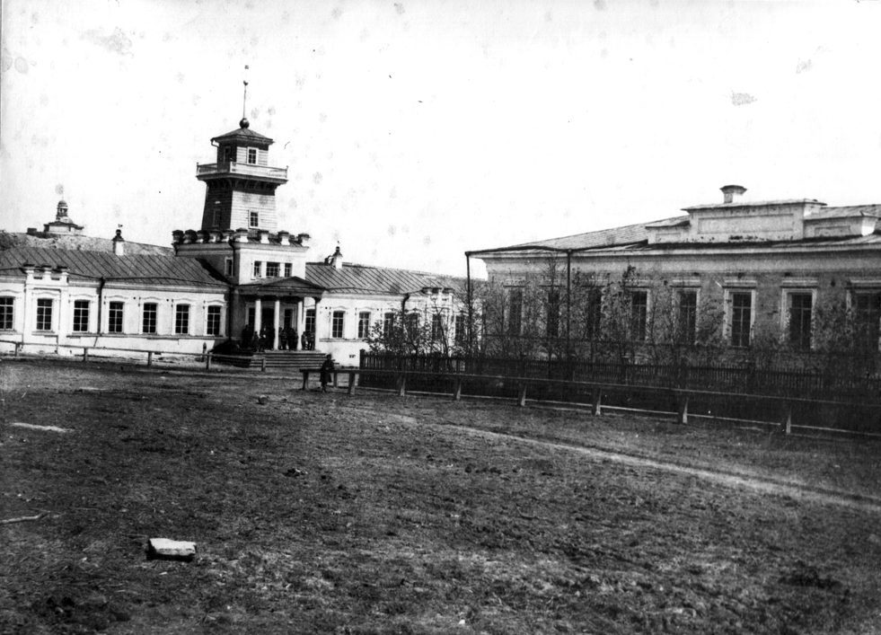 Слева заводоуправление Режевского завода со 2 половины XIX века