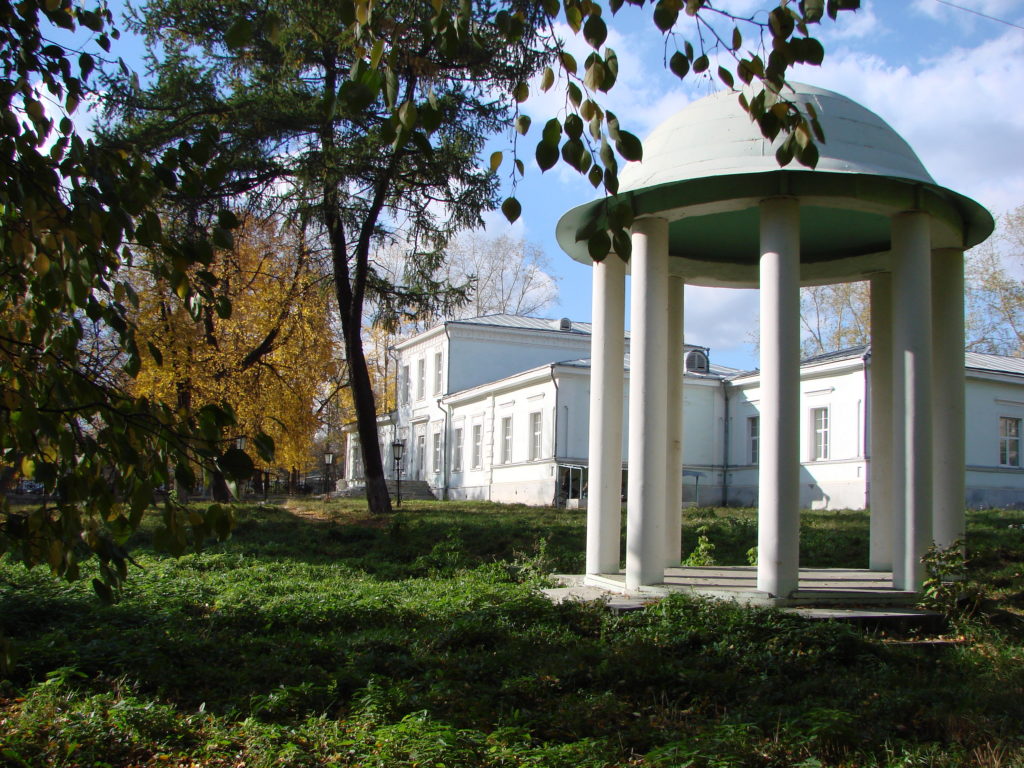 Экскурсия в Алапаевск: история и достопримечательности. В саду у дома-музея П. И. Чайковского