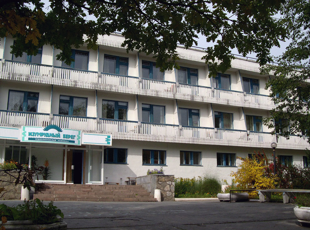 Главный корпус комплекса "Изумрудный берег" в Реже