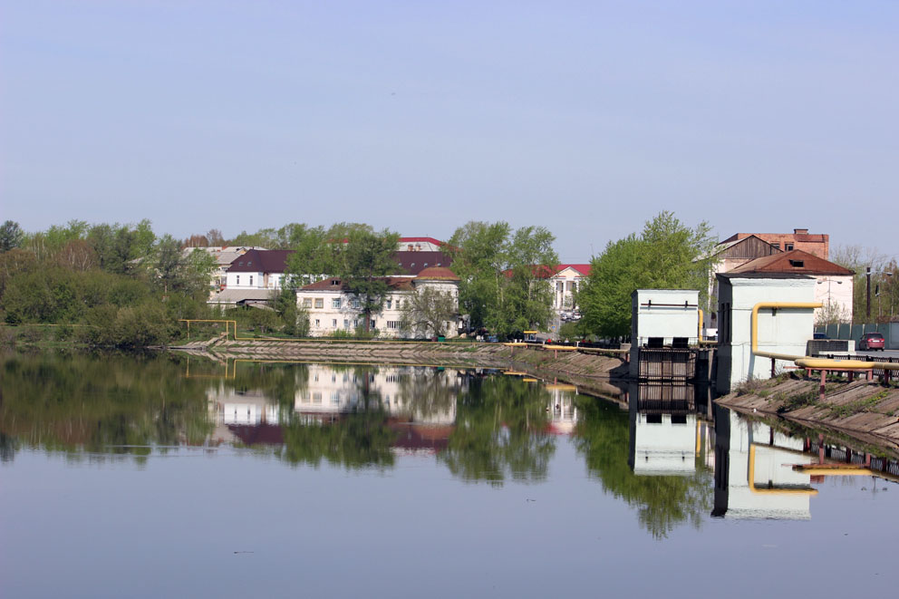 Вид на плотину Режевского пруда и Господский дом. Фото Дениса Рычкова