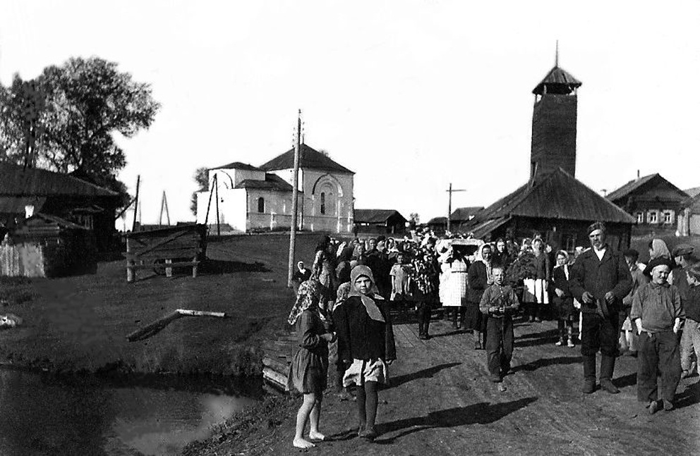 Закрытый храм и пожарная в Арамашке в советские годы