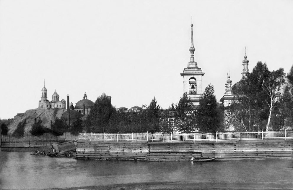 Успенский единоверческий храм, вдали - храм Иоанна Предтечи