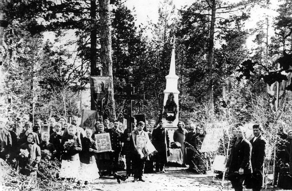 Крестный ход у памятника Николаю Чудотворцу. Дореволюционный снимок