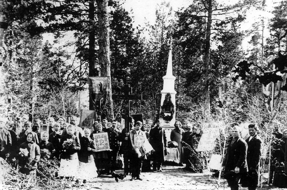 Крестный ход у памятника Николаю Чудотворцу. Дореволюционный снимок