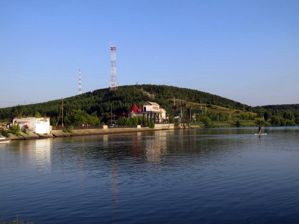 Сысертский пруд и плотина с видом на гору Бессонову