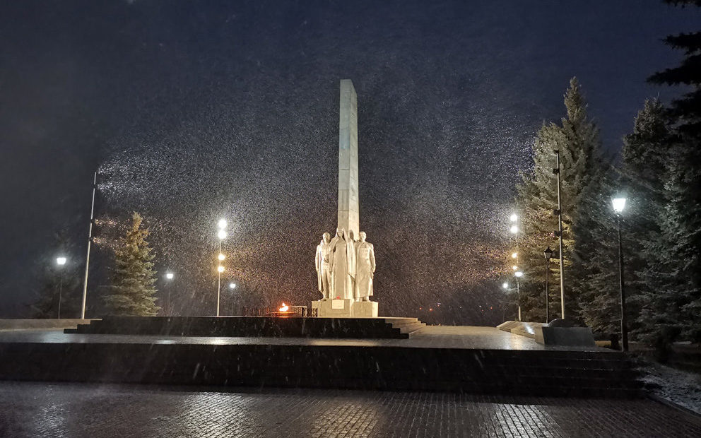 Монумент боевой и трудовой славы режевлян с ночной подсветкой в настоящее время