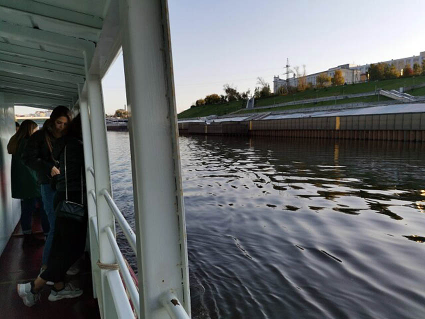 Во время прогулки на теплоходе с турфирмой "Малыш и Карлсон"