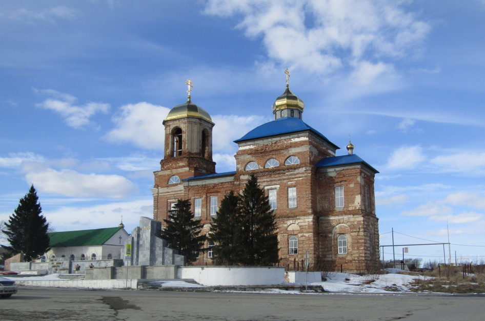 На фото Покровский храм в селе Покровском, где служил дед писателя Д. Н. Мамина-Сибиряка, который в метрической книге внес записи о женитьбе деда писателя А. А. Фадеева и о рождении его отца