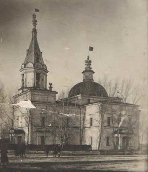 Первые годы советской власти. Красные флаги над Богоявленским храмом в Реже