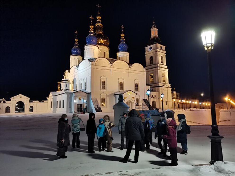 Экскурсия по Тобольскому кремлю вместе с турфирмой "Малыш и Карлсон". Софийско-Успенский храм построен в конце XVII века на основе раствора из режевского известняка