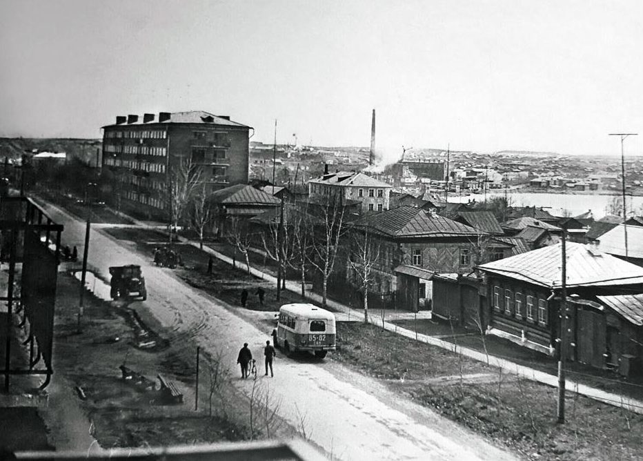 Старые фото Режа. Фото на рубеже 1960-х - 1970-х годов. Вид с балкона одной из первых на улице Ленина 5этажек (Ленина, 26). Легковые автомобили еще большая редкость на улицах Режа