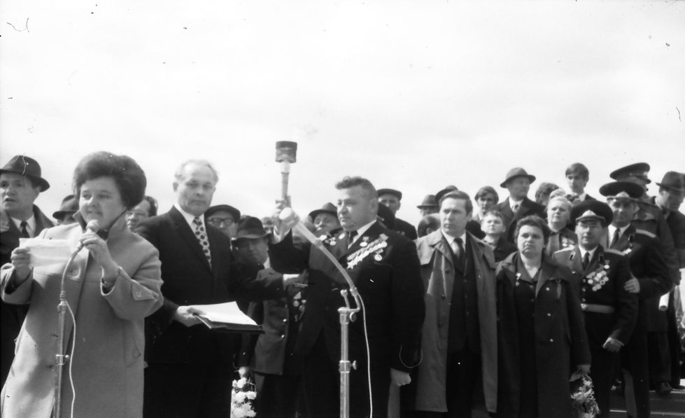 История Режа. 9 мая 1975 года. Перед зажжением Вечного огня. Один из факелов в руках у кавалера трех орденов Славы А. И. Макурина. Крайний слева А. П. Старов - главный организатор мероприятия