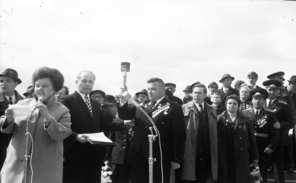 История Режа. 9 мая 1975 года. Перед зажжением Вечного огня. Один из факелов в руках у кавалера трех орденов Славы А. И. Макурина. Крайний слева А. П. Старов - главный организатор мероприятия
