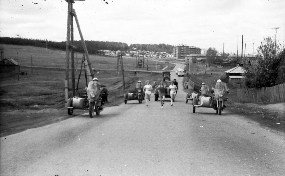 История Режа. 9 мая 1975 года. В. Коркодинов с факелом бежит со стороны Гавани по улице Зеленой