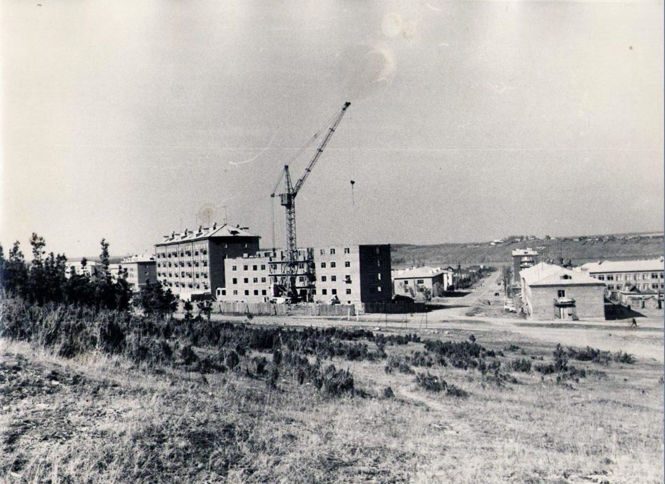 Старые фото Режа. Фото начала 1970-х. Строительство дома-клюшки по адресу Космонавтов, 1. Вдали - "пустой" берег на месте будущего микрорайона Семь ветров 