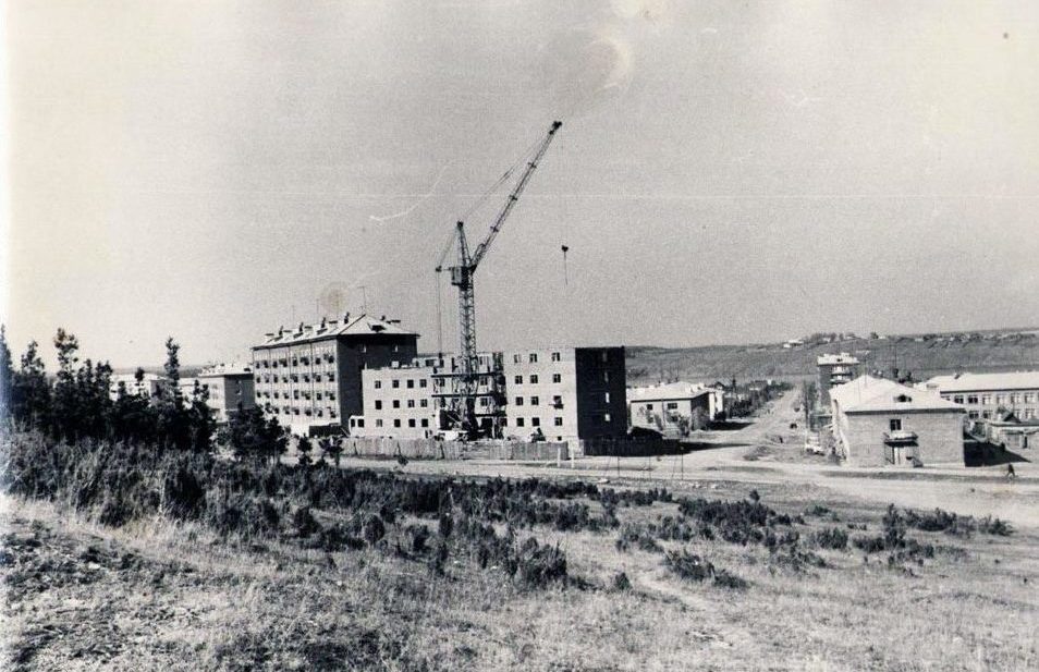 Старые фото Режа. Фото начала 1970-х. Строительство дома-клюшки по адресу Космонавтов, 1. Вдали - "пустой" берег на месте будущего микрорайона Семь ветров