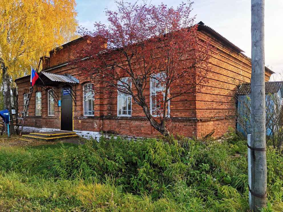 Здание старинной школы в Фирсово