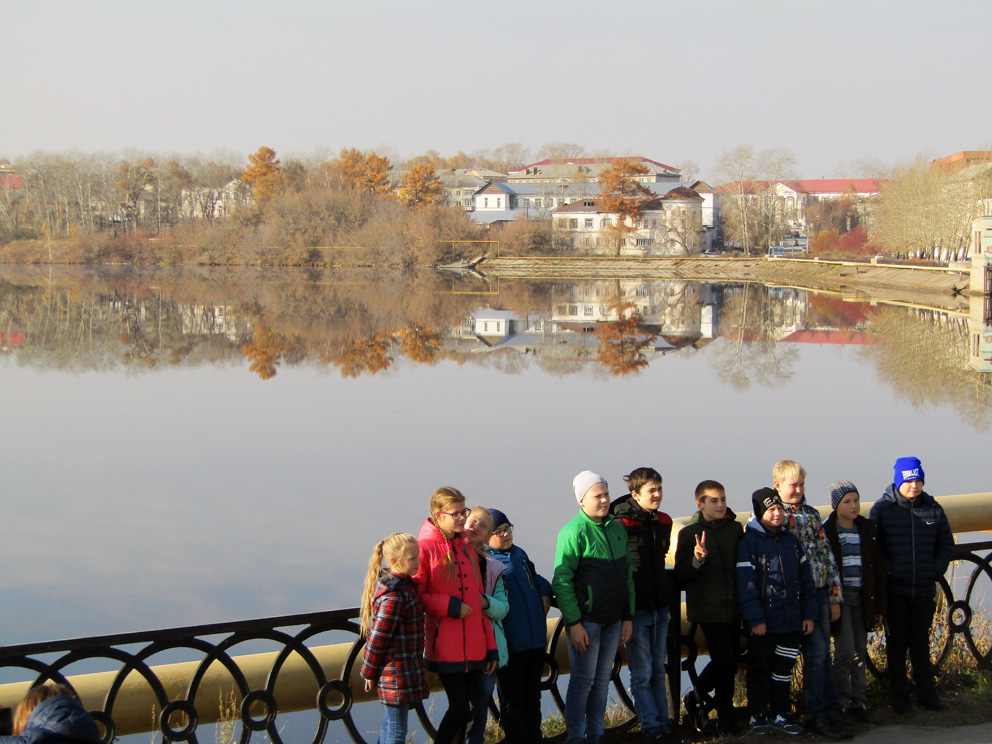 Реж. Октябрь. Во время экскурсии по городу