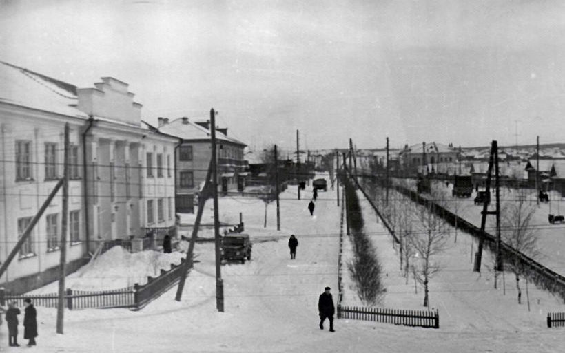 Реж. Улица Советская на рубеже 1950-1960-х годов. Слева заводоуправление РНЗ. Справа вдали школа № 1